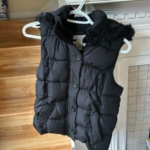Arizona girls vest . Puffy black with hoodie , pockets vest M